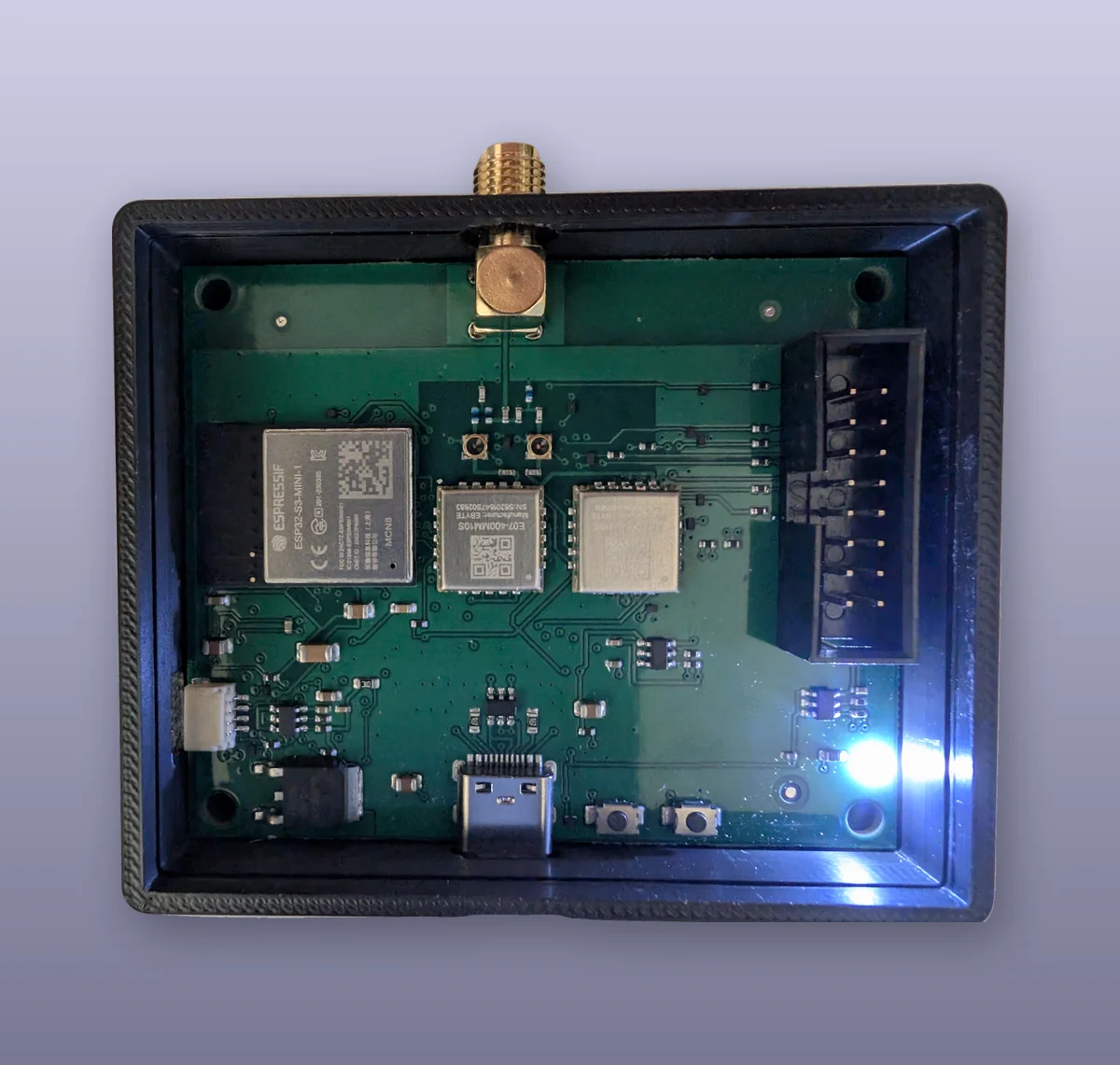 Carte ISNO Super : ESP32-S3, deux CC1101 en 433 et 868 MHz sur une antenne SMA, mikroBUS et Qwiic, dans son boîtier imprimé, LED allumée