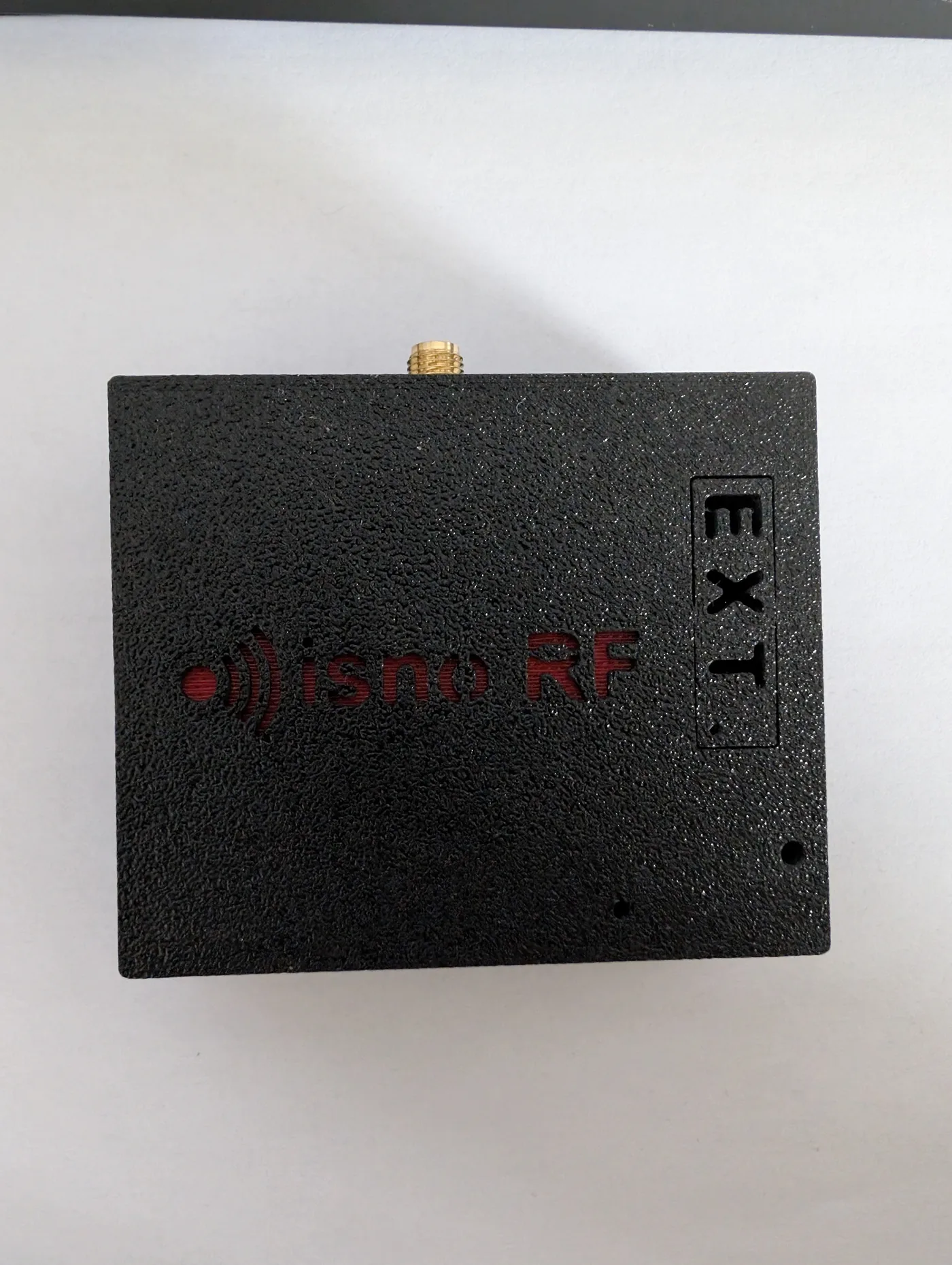 Boîtier ISNO Super fermé avec logo isno RF, embase SMA et sortie mikroBUS, LED d'alimentation allumée