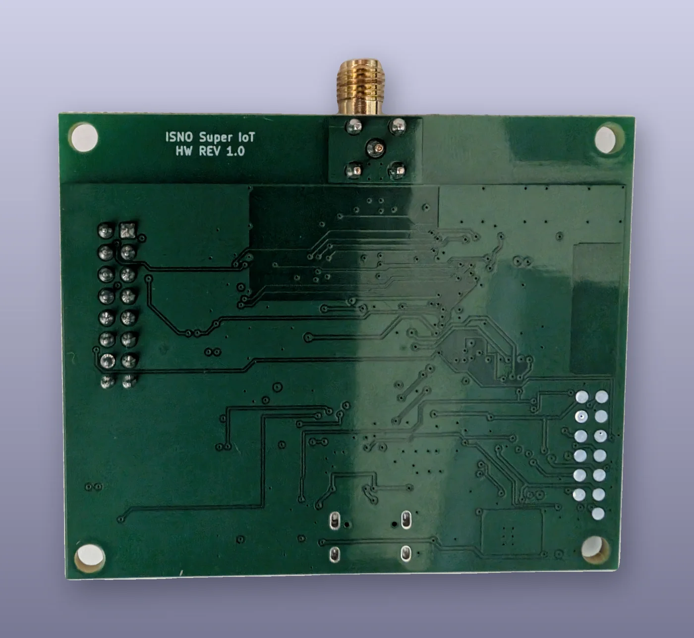 Dessous de la carte ISNO Super, révision matérielle 1.0 : connecteur mikroBUS traversant et quatre trous de fixation