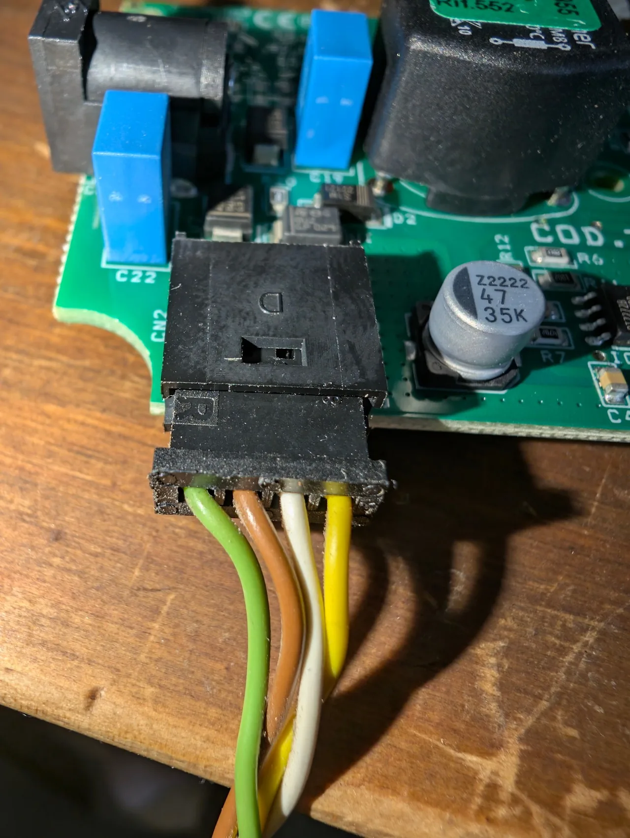 Connecteur CN2 sur le PCB avec les 4 fils du câble poêle : vert, marron, blanc, jaune