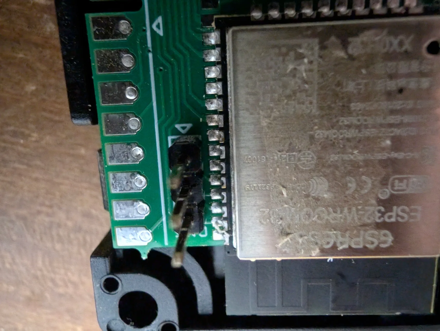 Header CN5 3-pin à côté de l'ESP32, celui utilisé pour brancher le CH340G