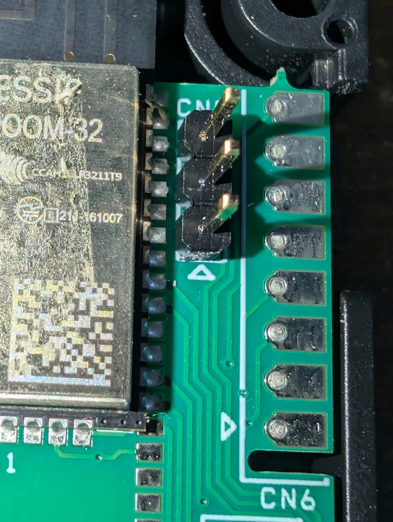 Macro sur le header CN5 3-pin - la sérigraphie CN5 est visible en bas, l'ESP32-WROOM juste à gauche