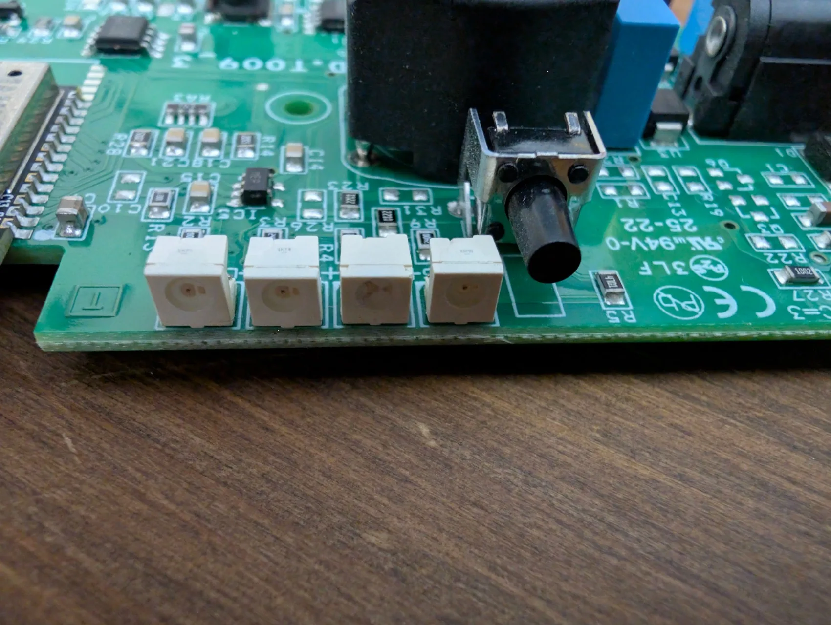 Les 4 LEDs blanches CMS alignées et le bouton reset tactile chromé