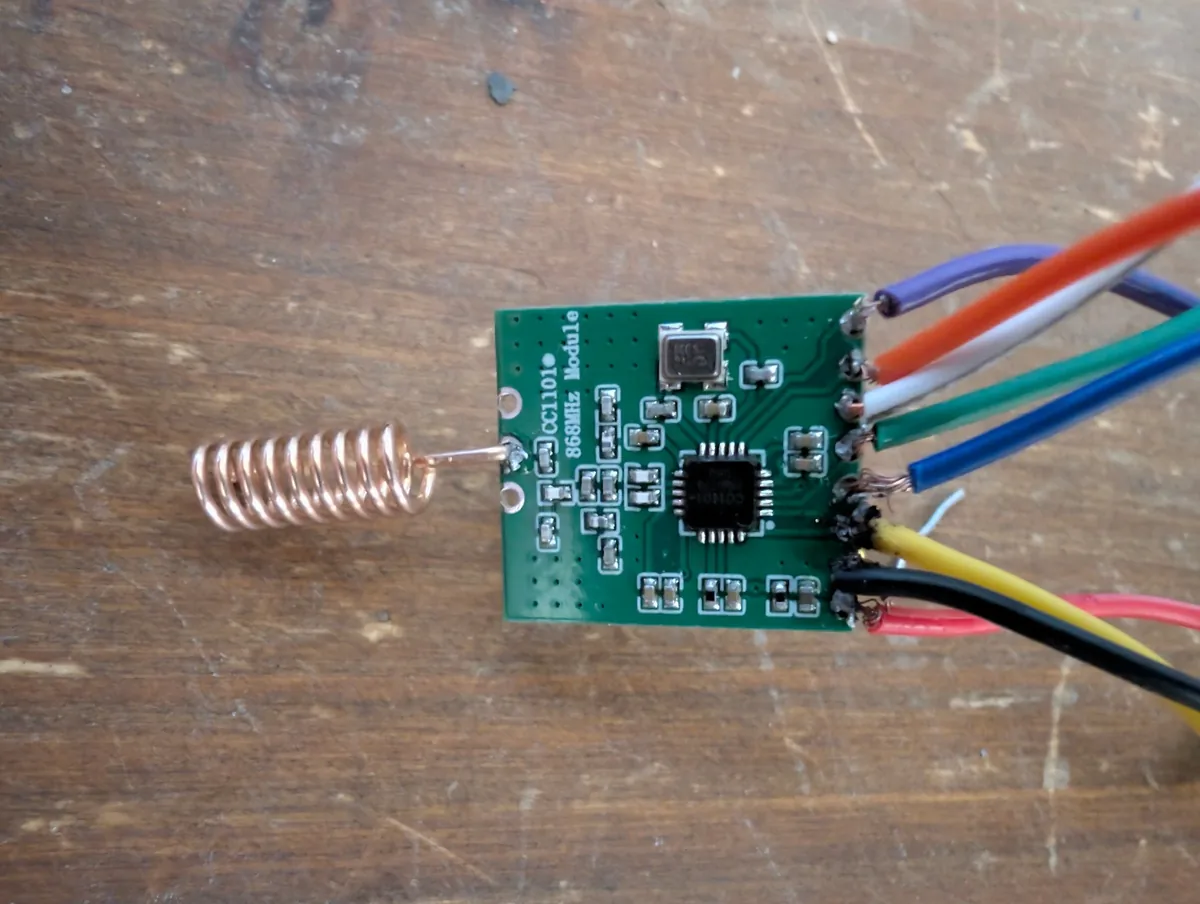 Gros plan de mon CC1101 : le marquage « CC1101 868MHz Module » est lisible sur le bord gauche, avec l'antenne ressort en cuivre. Regarde les soudures sur la droite avant de juger.
