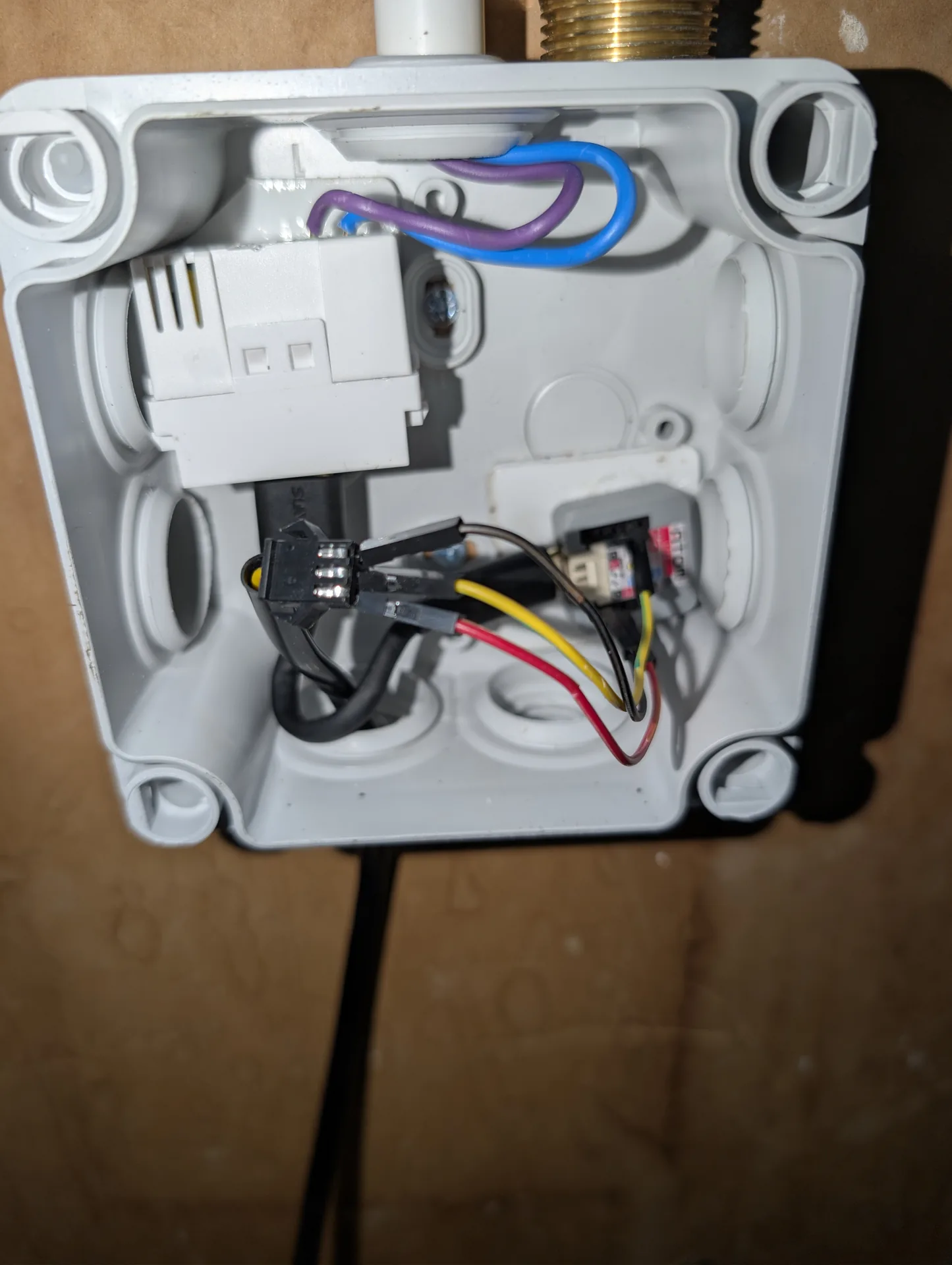 Vue install garage complète : YF-B9 en haut, boîtier électronique en dessous